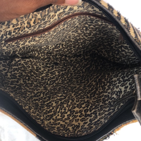 Unique Animal jungle print canvas shoulder handbag. - Picture 10 of 12